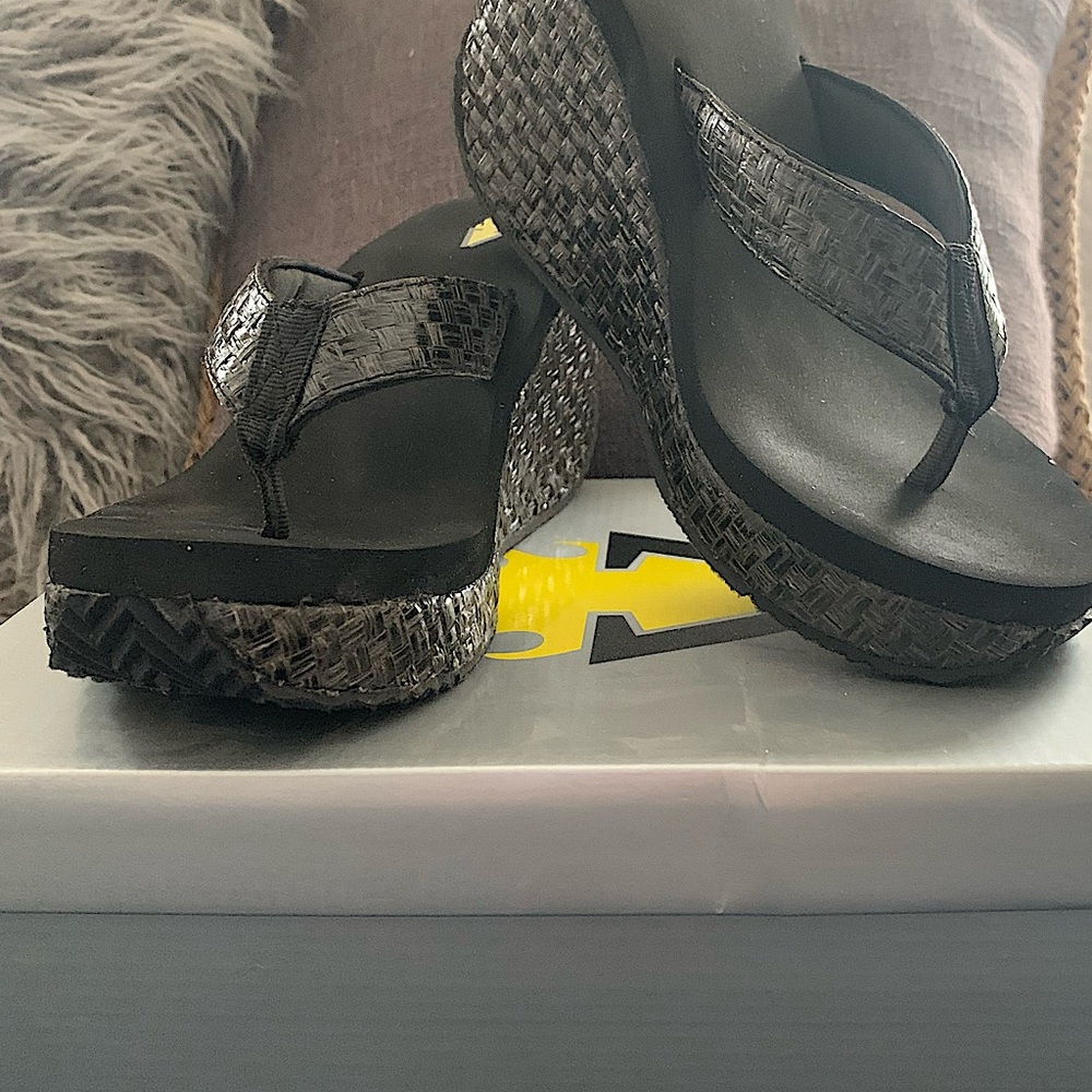 Womens Volatile Heel Shoe